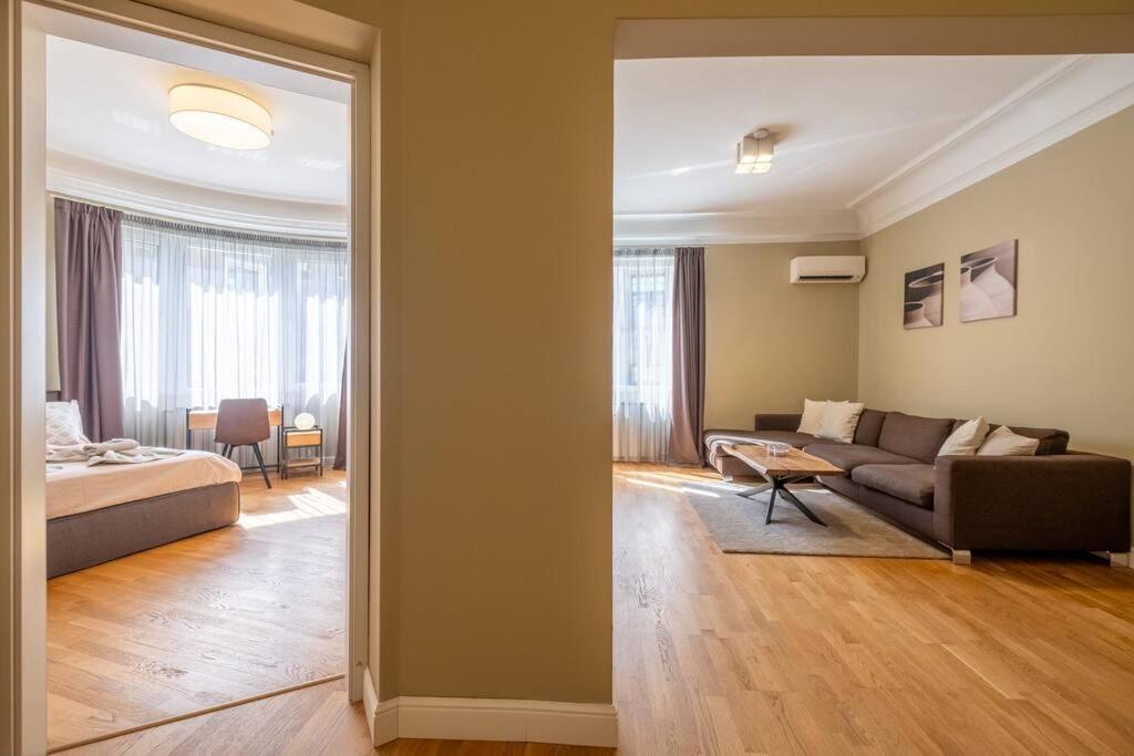 Stunning Luxury 3 Bedroom Apt In The Heart Of Town 소피아 외부 사진
