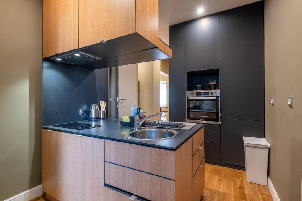 Stunning Luxury 3 Bedroom Apt In The Heart Of Town 소피아 외부 사진