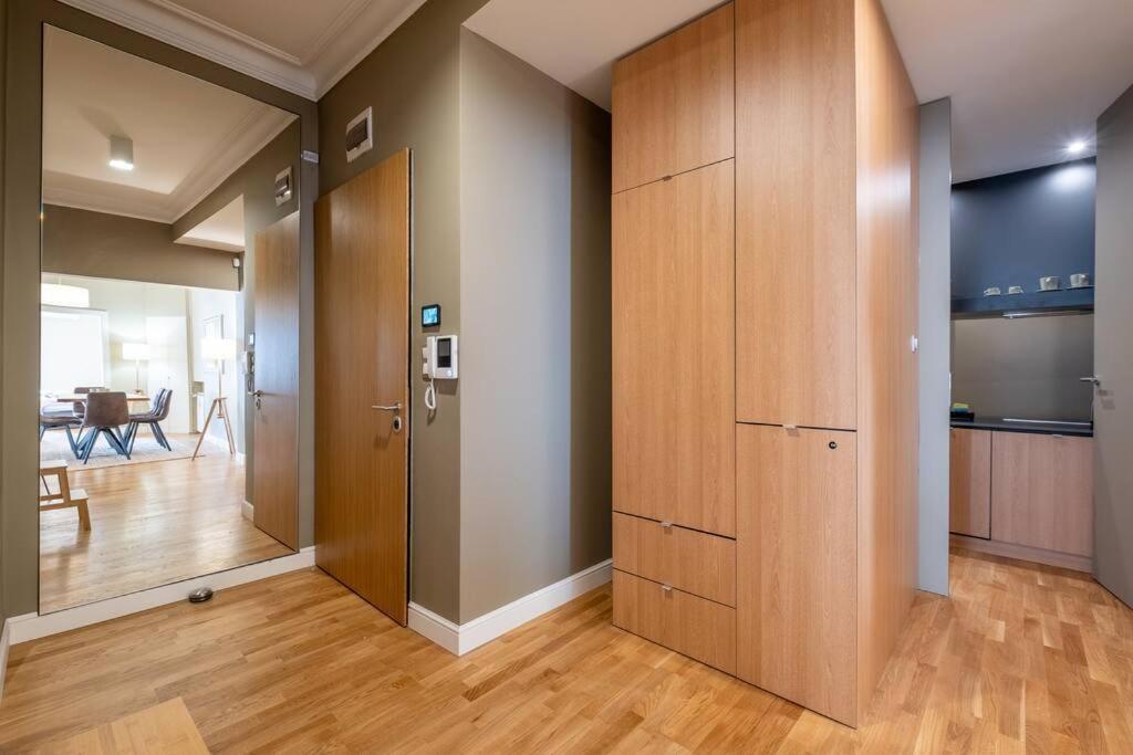 Stunning Luxury 3 Bedroom Apt In The Heart Of Town 소피아 외부 사진