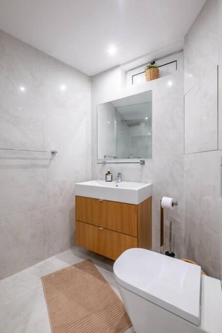 Stunning Luxury 3 Bedroom Apt In The Heart Of Town 소피아 외부 사진