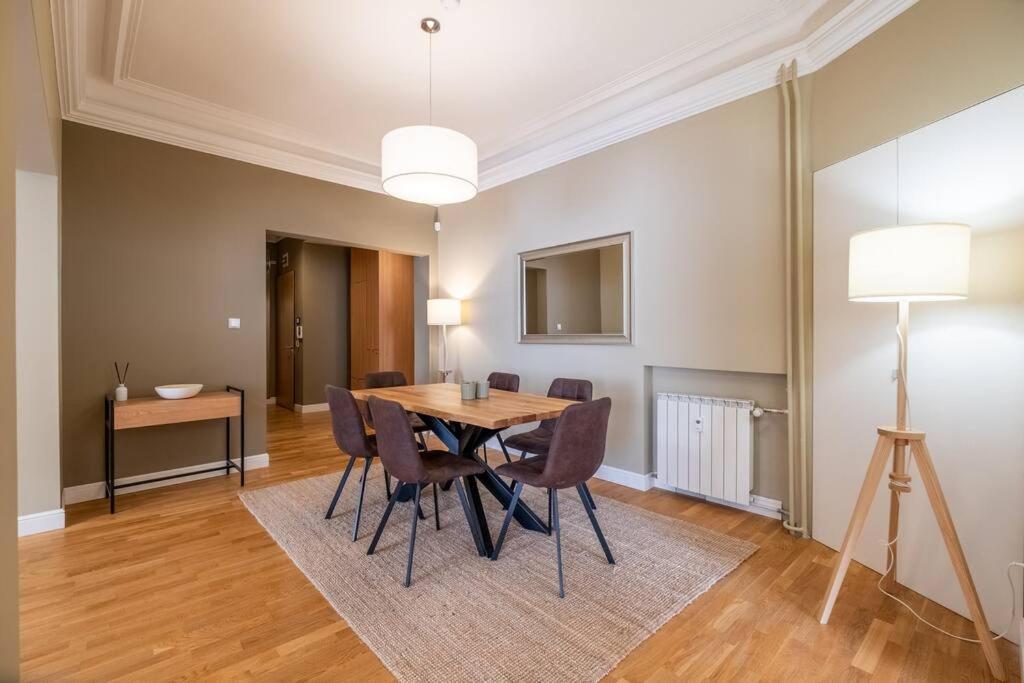 Stunning Luxury 3 Bedroom Apt In The Heart Of Town 소피아 외부 사진