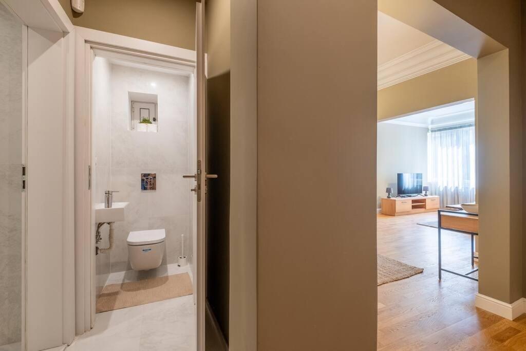 Stunning Luxury 3 Bedroom Apt In The Heart Of Town 소피아 외부 사진