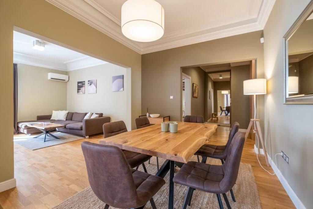 Stunning Luxury 3 Bedroom Apt In The Heart Of Town 소피아 외부 사진