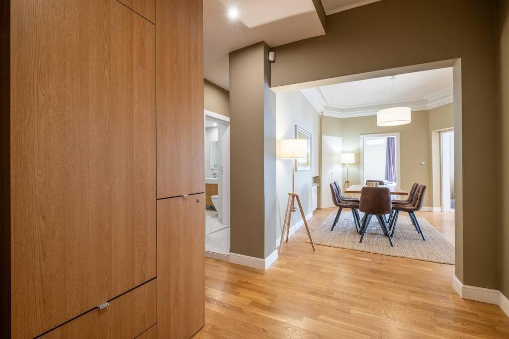 Stunning Luxury 3 Bedroom Apt In The Heart Of Town 소피아 외부 사진