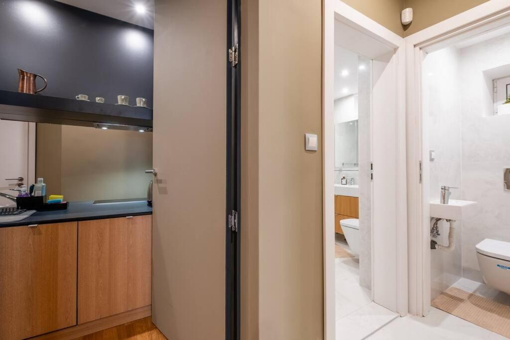 Stunning Luxury 3 Bedroom Apt In The Heart Of Town 소피아 외부 사진