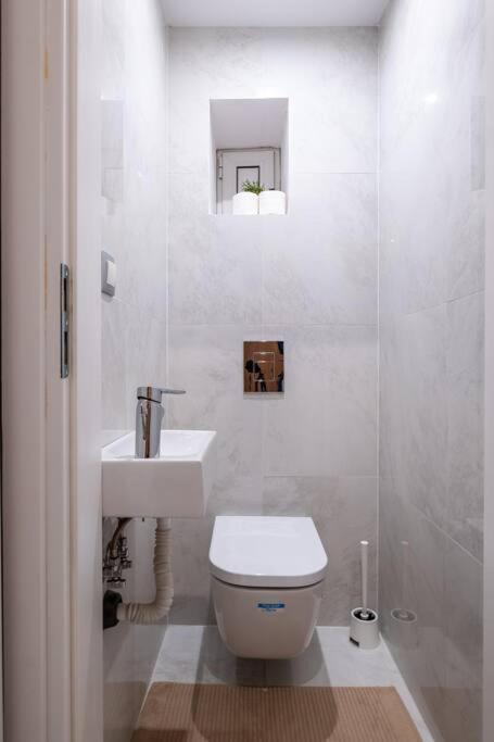 Stunning Luxury 3 Bedroom Apt In The Heart Of Town 소피아 외부 사진