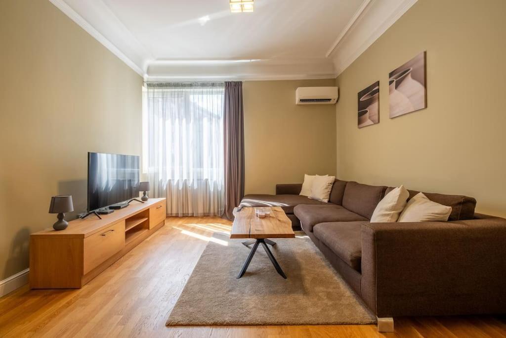 Stunning Luxury 3 Bedroom Apt In The Heart Of Town 소피아 외부 사진