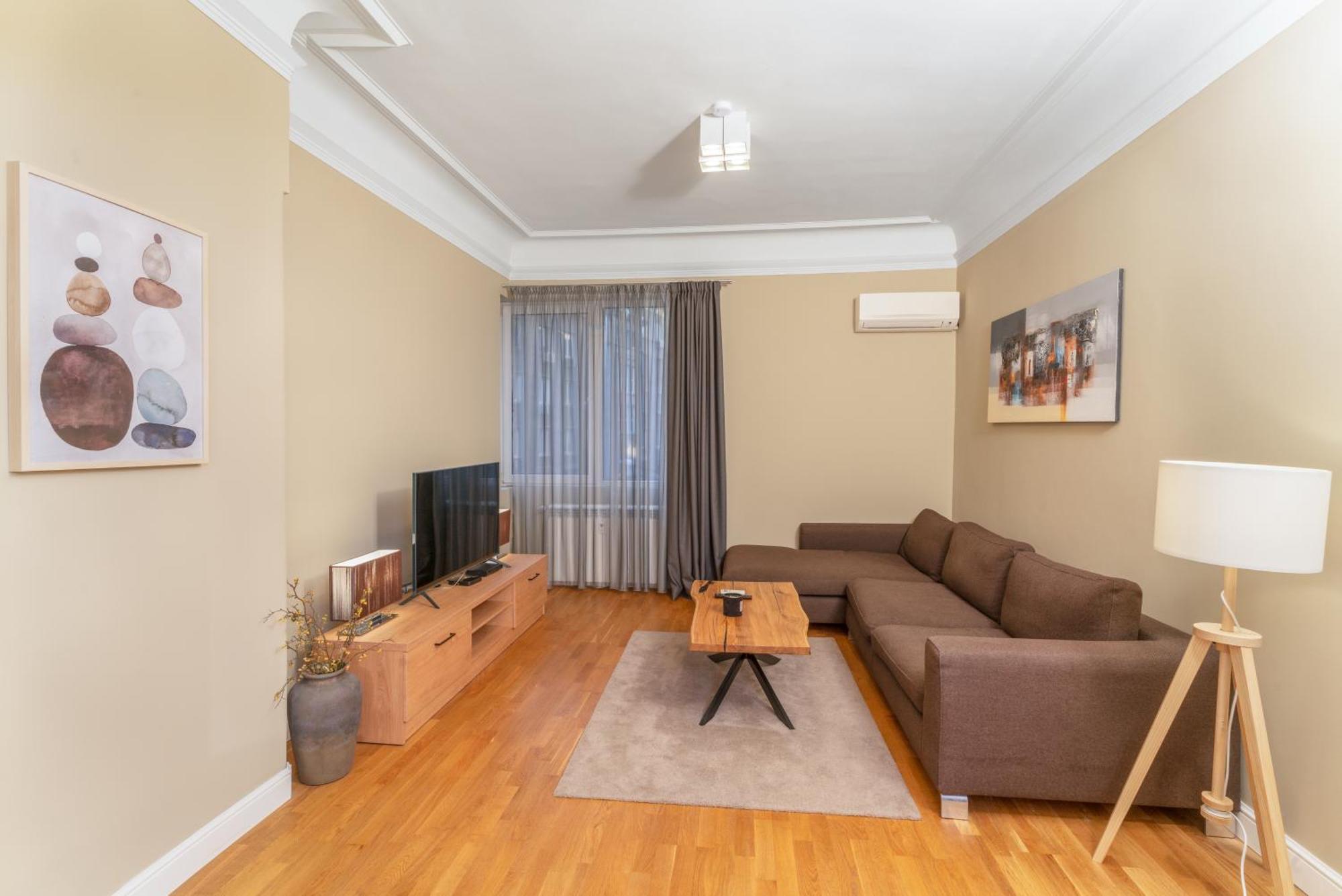 Stunning Luxury 3 Bedroom Apt In The Heart Of Town 소피아 외부 사진