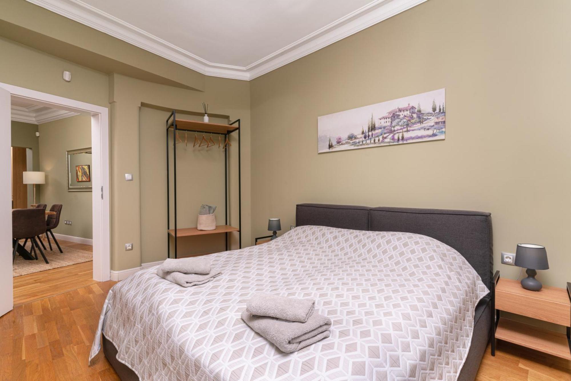 Stunning Luxury 3 Bedroom Apt In The Heart Of Town 소피아 외부 사진