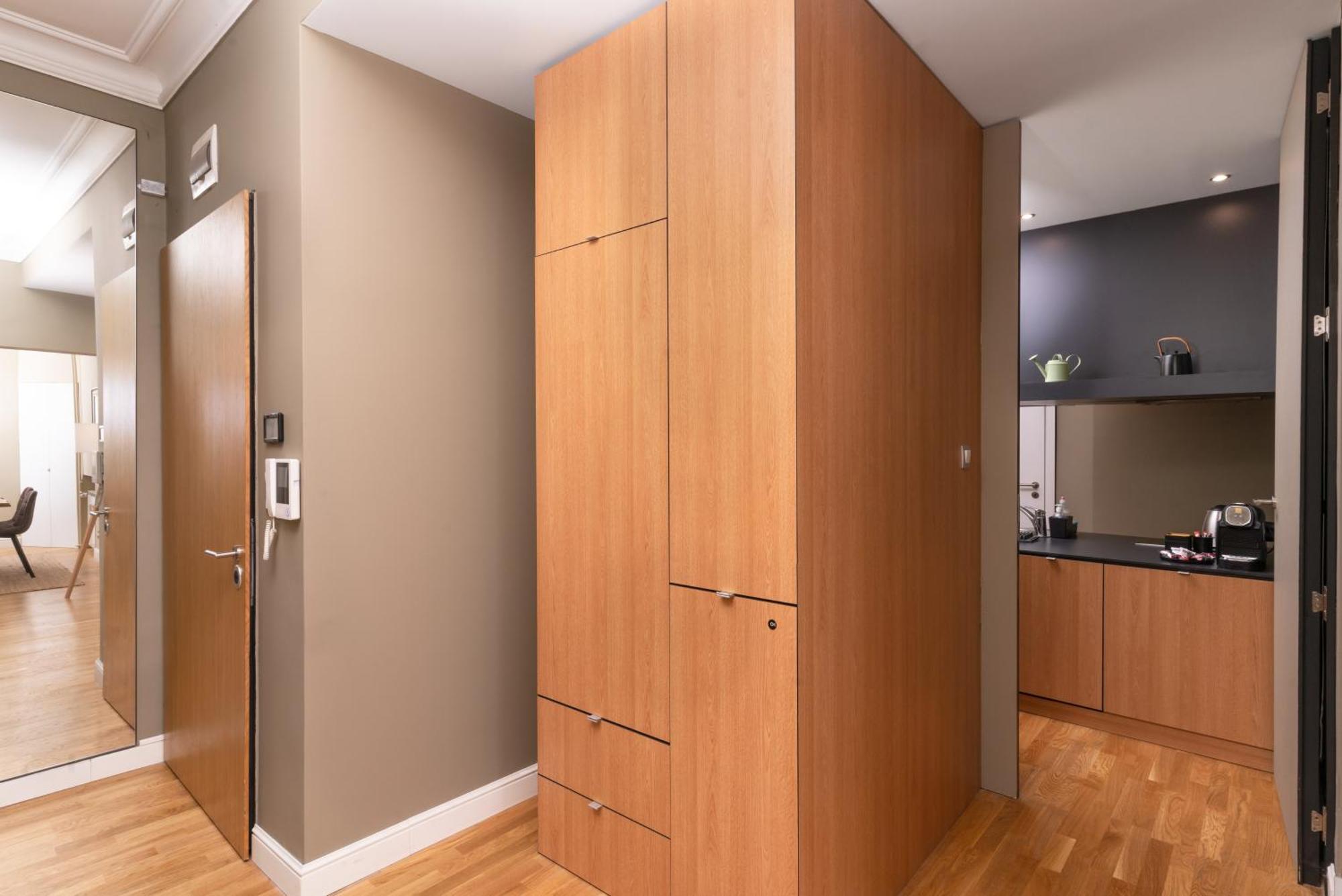 Stunning Luxury 3 Bedroom Apt In The Heart Of Town 소피아 외부 사진