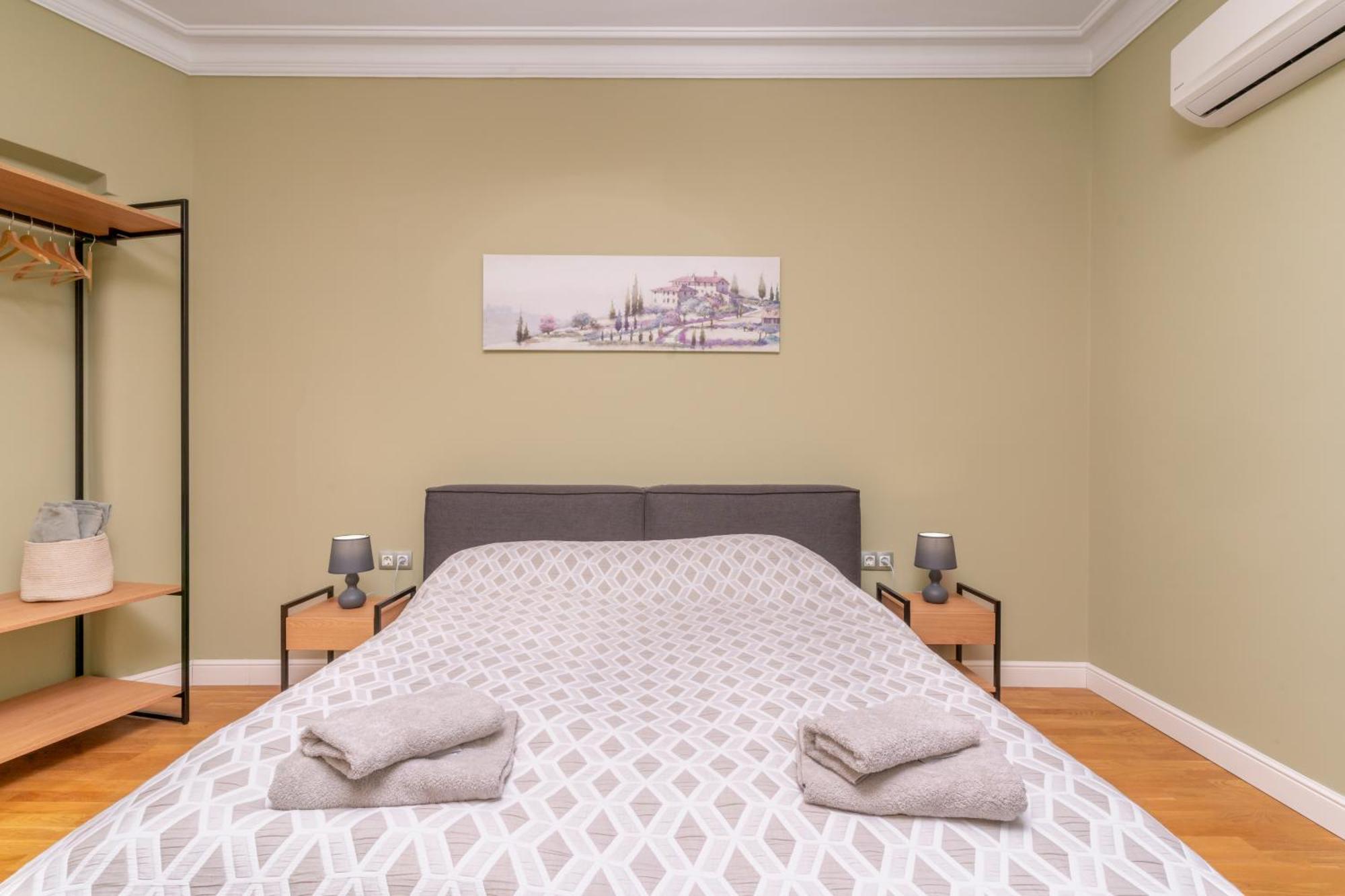 Stunning Luxury 3 Bedroom Apt In The Heart Of Town 소피아 외부 사진