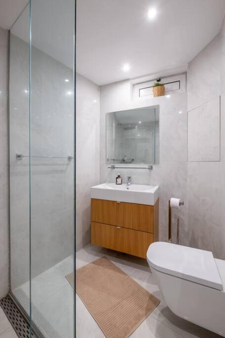 Stunning Luxury 3 Bedroom Apt In The Heart Of Town 소피아 외부 사진
